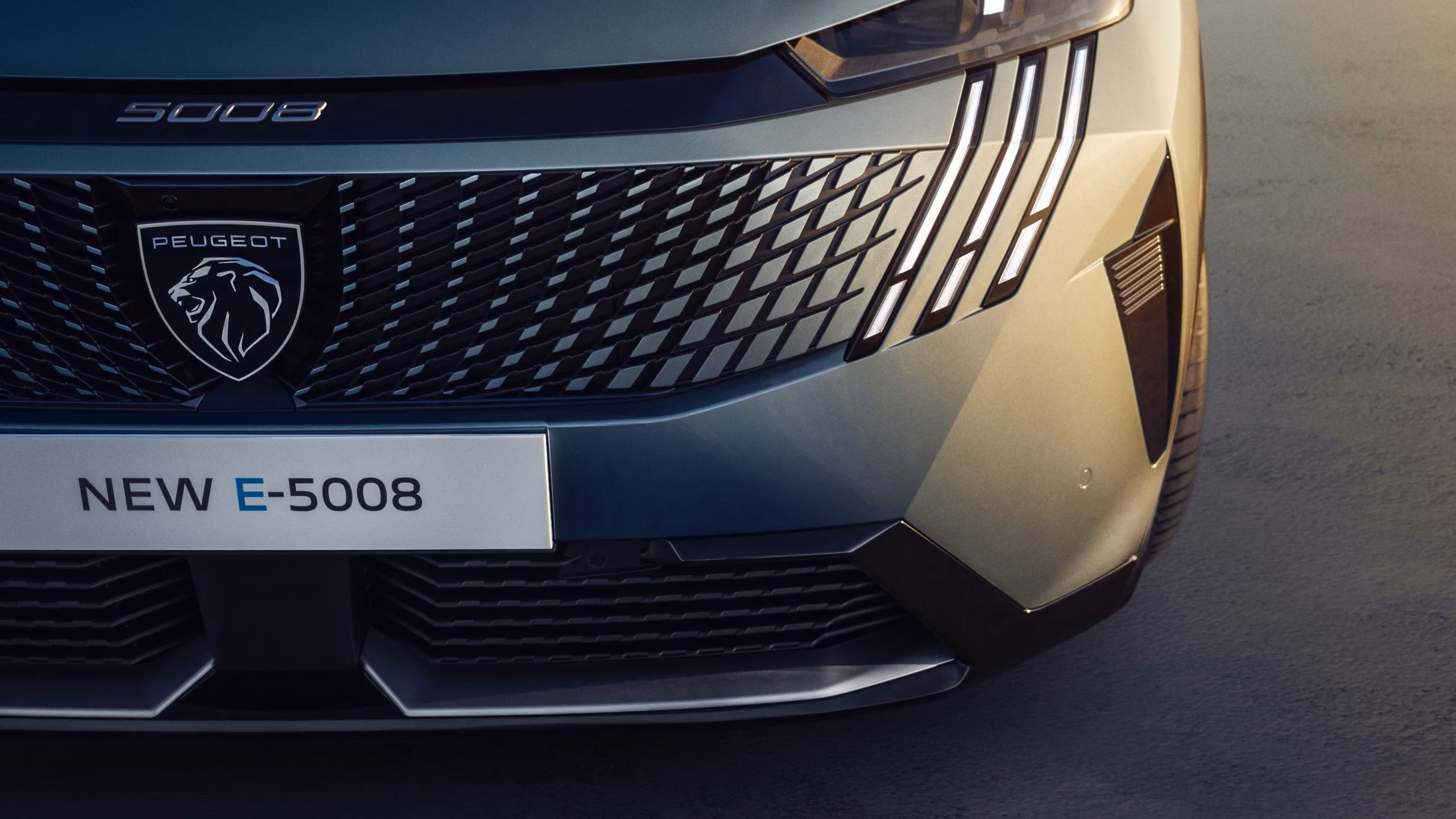 Front close up of the Peugeot 5008