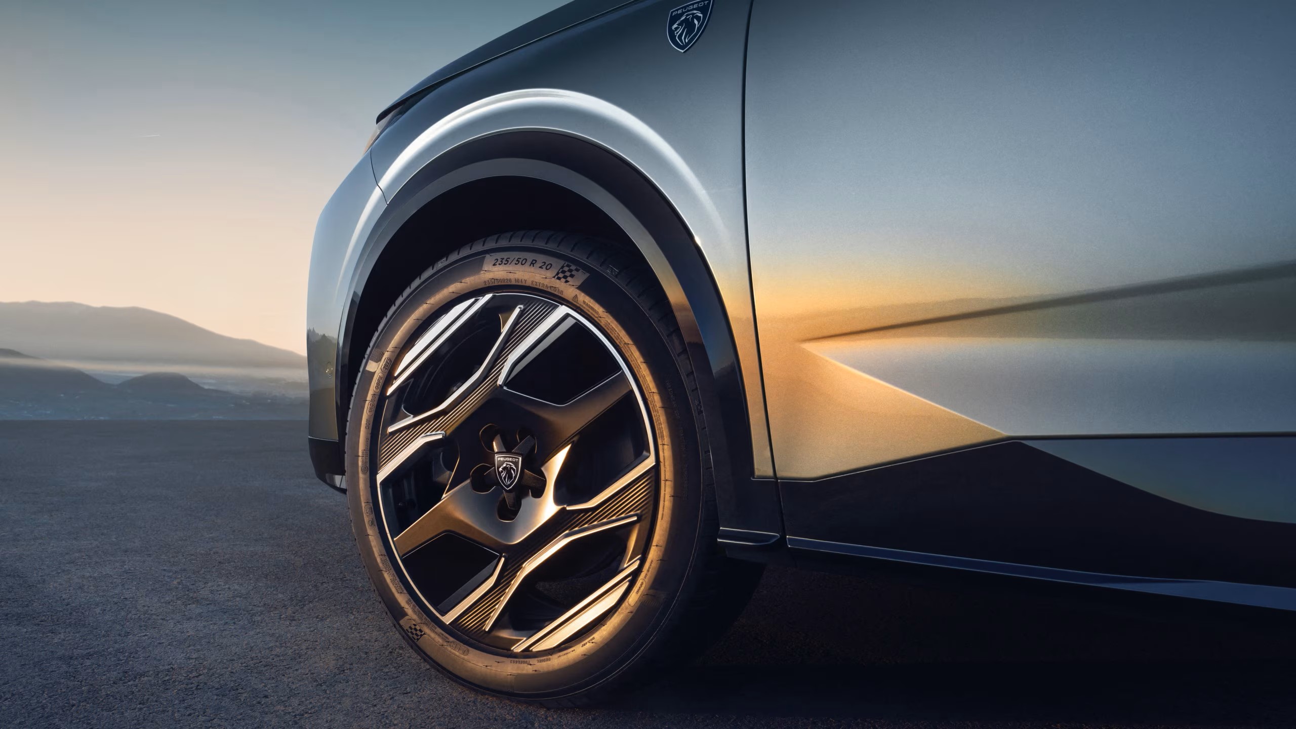 Wheel close-up of the Peugeot 5008